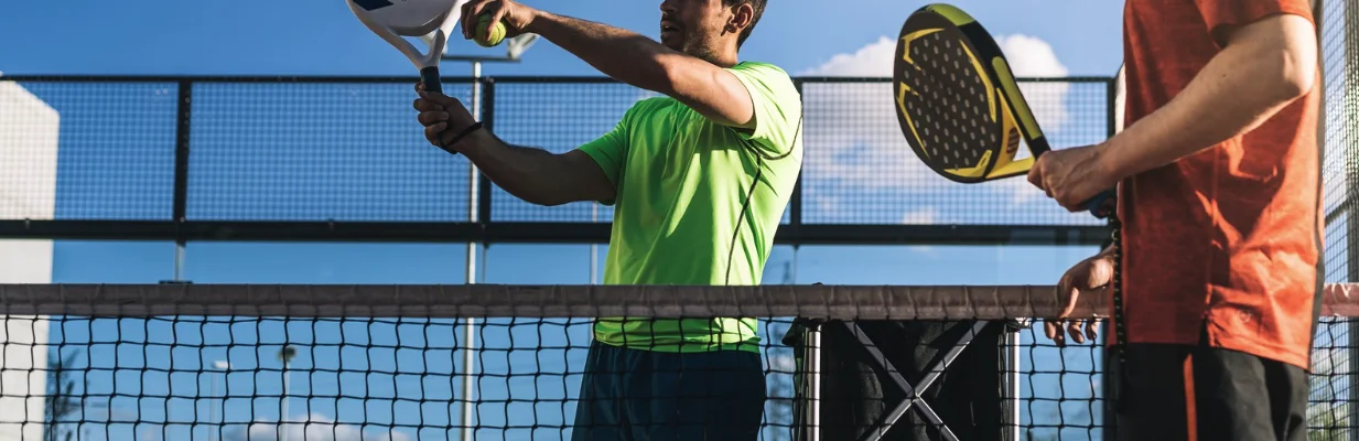 Imágen de entrenamiento de pádel en una urbanización hecho por Near Padel Academy